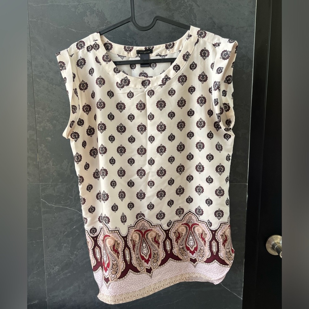 Ann Taylor sleeveless shirt. Wine color accents. Beautiful and comfortable.